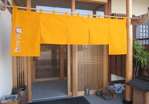 暖簾の寸法・サイズはどうやって決める？横幅や長さを決めるポイントとは