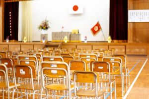 校旗（学校旗）を掲げる意味は？用途や校章旗との違いも解説