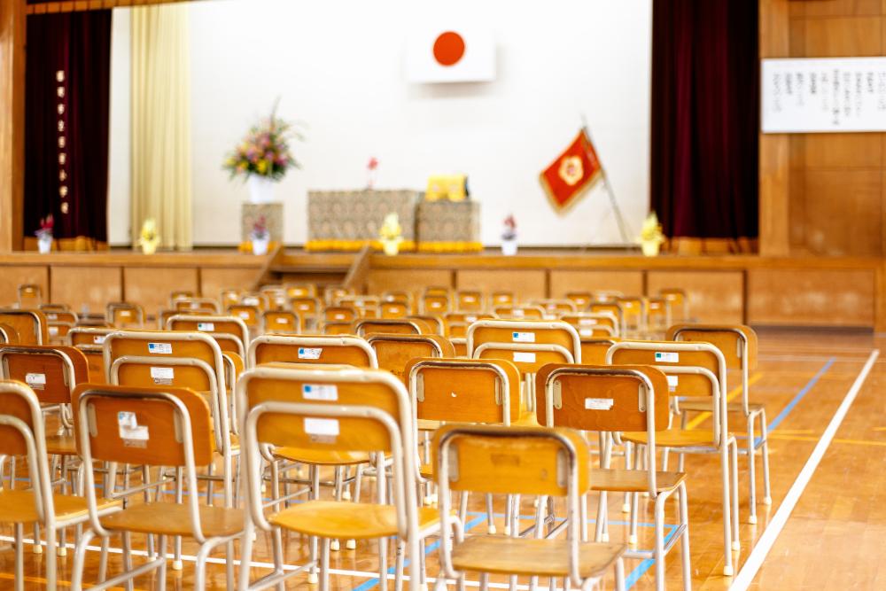 校旗(学校旗)を掲げる意味は?用途や校章旗との違いも解説