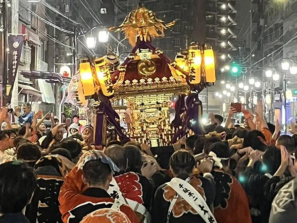 千駄木二丁目東町会・西町会による神輿渡御の様子