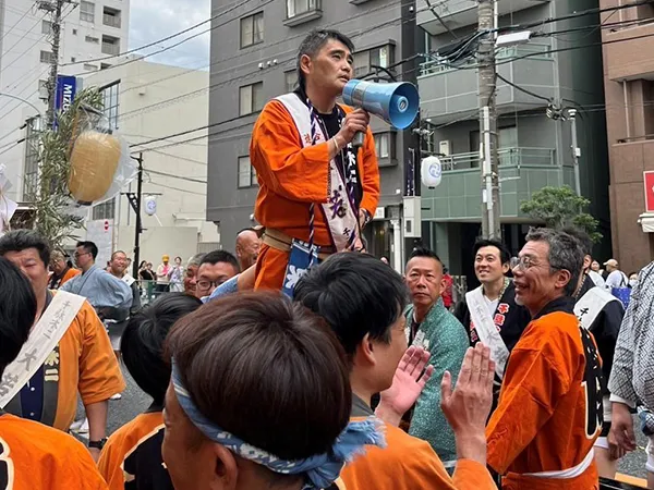 オレンジ半纏の東町会の皆さん