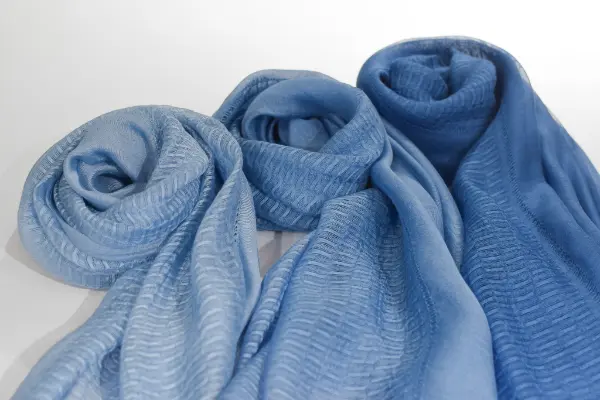 ひと巻きで、春の透明感。シルクモダールのストール。