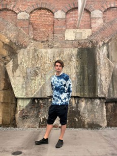 ムラクモ絞りのトレーナーをフランス人シェフ・パティシエALEXIS PAROLAさんが着用してくださいました。中にシャツを着ると、より爽やかになりますね。藍染トレーナーはBASE店や日比谷OKUROJI店にて購入可能です。 ムラクモ絞りの藍染トレーナー
