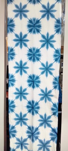 王道の雪花絞りも、板の締め方、浸ける時間、畳みの形で様々に!
奥が深すぎます!! 藍染てぬぐい【雪華絞り】(弊社オリジナル)