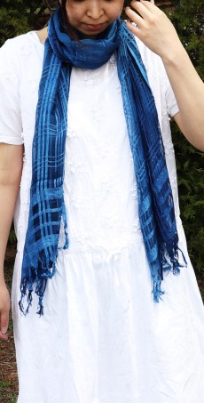 シルクレーヨンの生地を藍に浸けて染め上げたストールです。<a href="https://hantensomeya.thebase.in/" target="_blank" rel="noopener">水野染工場BASE店</a>で購入できます。 ストール