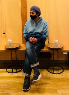 ジップの薄手タイプは秋めいた頃から活躍します!
もちろんジャケットの下に重ね着しても、存分に存在感を発揮します! 藍染パーカー【グラデーション】(弊社オリジナル)