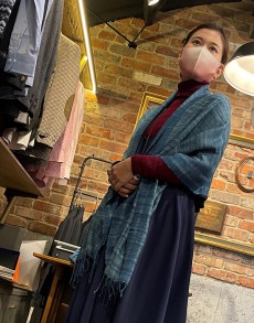 漂白されていない生成りの地を活かして藍染されたストールは、手紬の贅沢な光沢が自慢です!シンプルなセーターにもしっくり馴染んでとってもお似合いです! 藍染ストール【シルク100%の手紬】(弊社オリジナル)