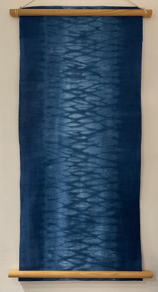 筒巻きで絞られた畝が、筋肉の線維のように美しいのです。絶妙な絞り加減で様々にやっぱりオンリーワンに!! 藍染てぬぐい【嵐絞り マッスル】(弊社オリジナル)