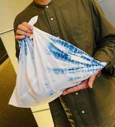 手ぬぐい生地で出来ており非常に軽く、小さく畳まれますとエコバックとして常備されても便利です!
柄は勿論オンリーワンになります! 藍染あずま袋【扇 二方向】(弊社オリジナル)