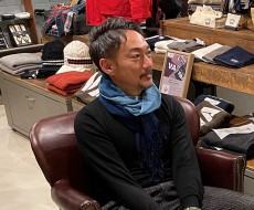 大判で肌触りの優しいストールは男性にも女性にも大人気!
パルプが原料のレーヨンは非常によく染まり濃藍の無地も魅力的です! 染レーヨンストール【レーヨン変わり織ストール】