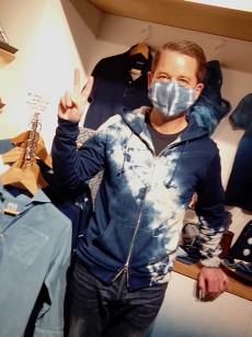 オーダーいただきましたこちらのパーカーは、フルジップで裏起毛の軽量が弊社でも大人気!
1枚1枚お好みによりカスタマイズ!やっぱりオンリーワン! オリジナル藍染フルジップパーカー【斜めランダム】