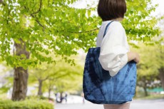 絞り加減と藍の二度入れで仕上がりにニュアンスカラー!ドビー織の綿100%は軽くてとっても丈夫!レッスンバックに最適! 藍染トートバック【巻き上げ絞り】(弊社オリジナル)