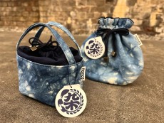 帆布バッグブランドnonosとのコラボ企画
藍染した8号帆布は、手絞りにてやはりオンリーワン!
しっかり物だけどかなりキュート💛 nonos藍染巾着&ポーチ