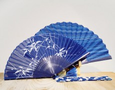 選りすぐりの正藍小物も充実!
布で出来ました扇子は一生物の逸品です! 藍染扇子【しじら織・型染め】