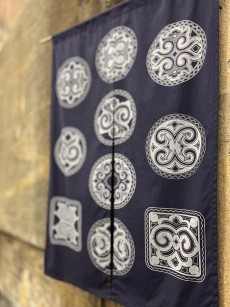 水野染工場は 二風谷民芸組合様(北海道平取町)と
コラボレーションさせていただき
アイヌ文様柄の暖簾と手ぬぐいを製作いたしました。
日比谷OKUROJI店にてお買い求めになれます。 アイヌ柄暖簾