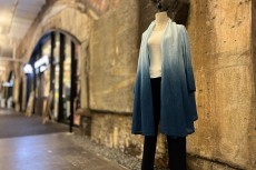 軽くてふんわりとした麻素材を使用したフレアーカーディガン
首元を覆い体型を選ばずスマートを演出
限りなく上品な逸品 染め具合はカスタマイズを! 藍染リネン エアリーカーディガン