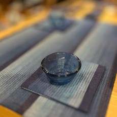 糸の段階で藍染めされたしじら織は
伝統のカツオ縞が人気!
ブックカバーや小物類も品揃え充実。 ランチョンマット