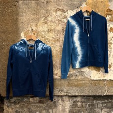 パイル地コットン100%ジップパーカーは
春先から秋口まで長く活躍する一品です。
北海道の美瑛町にて職人が一枚一枚染色
あなただけの一枚を探しにいらしてください。 薄手ジップパーカー