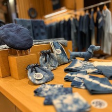 水野染工場日比谷OKUROJI店では藍染小物、
藍染ストール、藍染衣類など
沢山の藍染商品を取り揃えて
皆様のご来店をお待ちしております。 藍染LAND