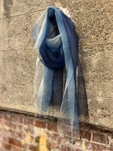 大好評のシルクオーガンジーストール(エアリー)
その中でもグラデーション柄はディスプレイと同時に売れてしまう程
「エアリー」の名前どおり18gと言う驚異的な軽さ 藍染シルクオーガンジーストール